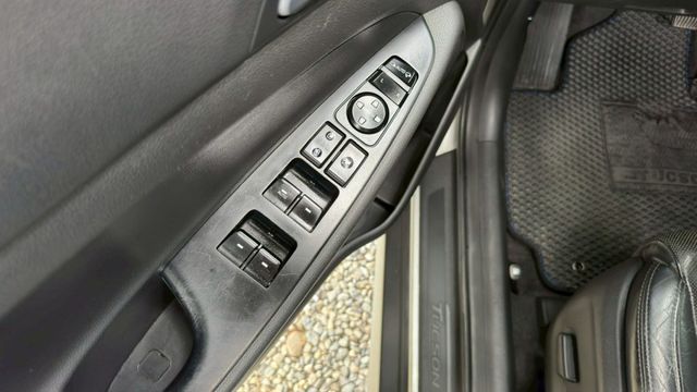 Hyundai Tucson/I-KEY/循跡防滑/電尾門/全景天窗/電動座椅/雙區恆溫空調/電動後視鏡/後座出風口  第16張相片