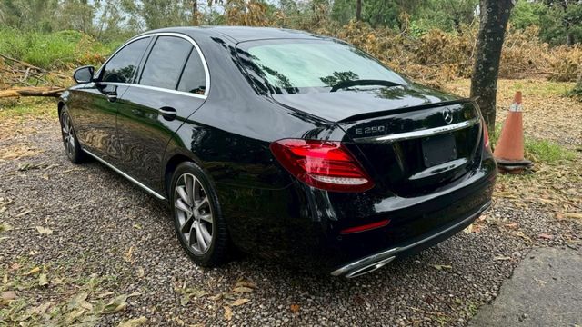 BENZ E250/I-KEY/倒車顯影/定速/天窗/雙前電動座椅/盲點偵測/雙區恆溫空調/電動後視鏡  第7張相片