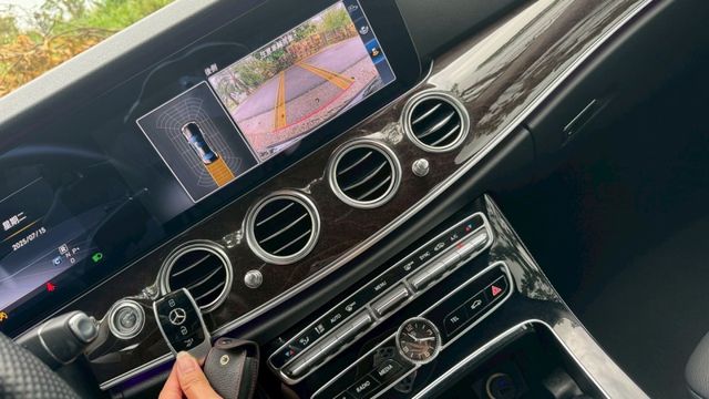 BENZ E250/I-KEY/倒車顯影/定速/天窗/雙前電動座椅/盲點偵測/雙區恆溫空調/電動後視鏡  第10張相片