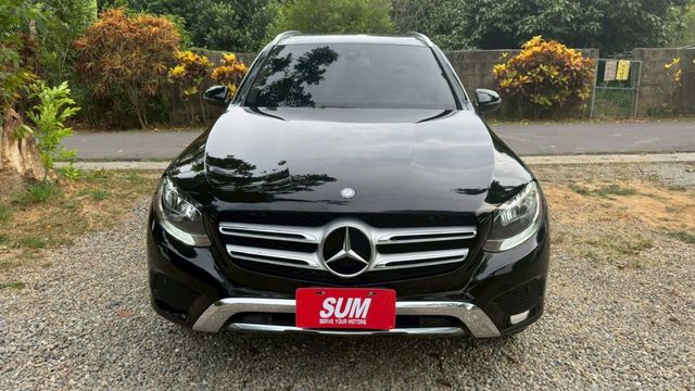 BENZ GLC300/I-KEY/倒車顯影/電尾門/盲點偵測/雙前電動座椅/循跡防滑/怠速熄火/全景天窗/定速  第3張相片