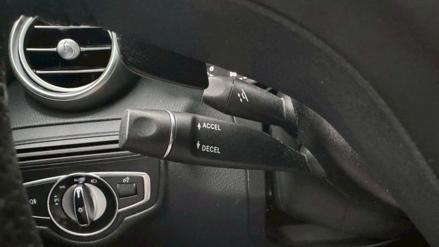 BENZ GLC300/I-KEY/倒車顯影/電尾門/盲點偵測/雙前電動座椅/循跡防滑/怠速熄火/全景天窗/定速  第15張相片