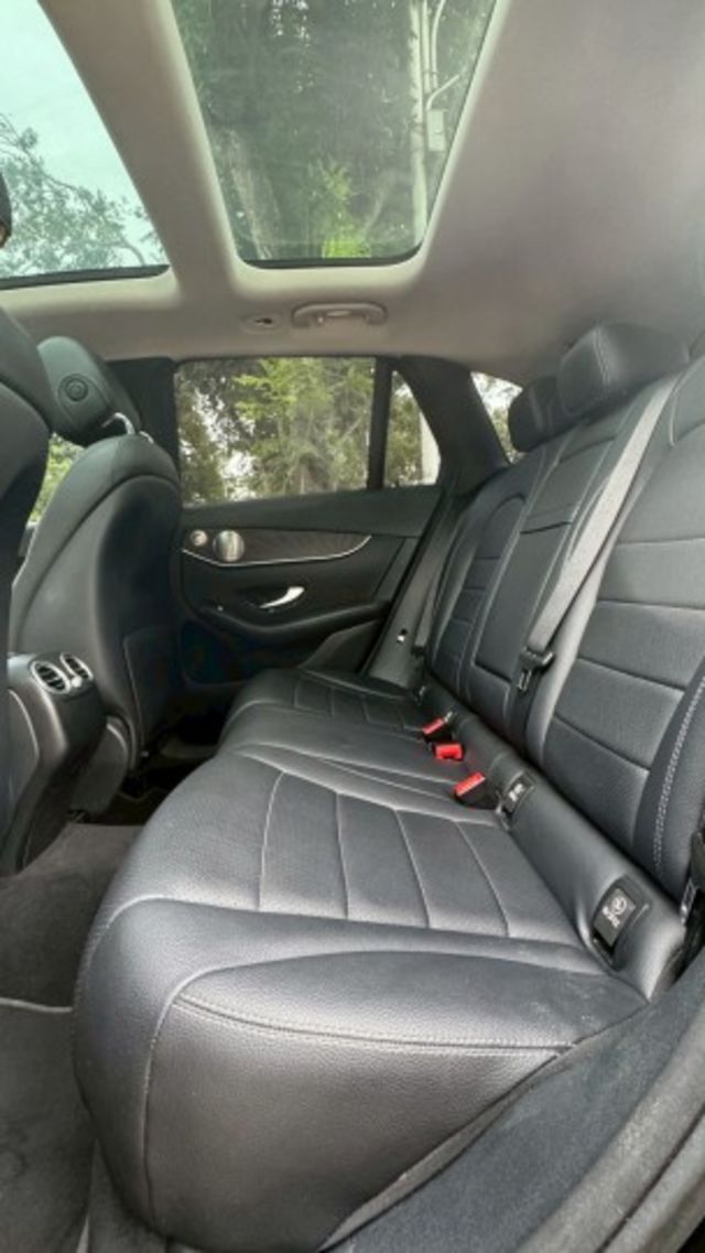 BENZ GLC300/I-KEY/倒車顯影/電尾門/盲點偵測/雙前電動座椅/循跡防滑/怠速熄火/全景天窗/定速  第18張相片