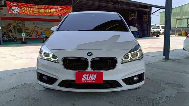 BMW 218i/I-KEY/電尾門/雙前電動座椅/怠速熄火/電動後視鏡/摸門/電子手煞車/雙區恆溫空調  第3張相片