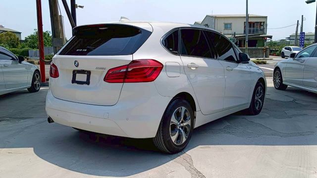 BMW 218i/I-KEY/電尾門/雙前電動座椅/怠速熄火/電動後視鏡/摸門/電子手煞車/雙區恆溫空調  第5張相片