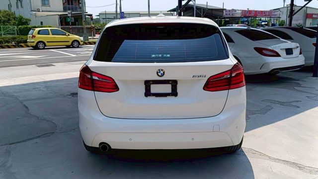 BMW 218i/I-KEY/電尾門/雙前電動座椅/怠速熄火/電動後視鏡/摸門/電子手煞車/雙區恆溫空調  第6張相片