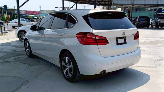 BMW 218i/I-KEY/電尾門/雙前電動座椅/怠速熄火/電動後視鏡/摸門/電子手煞車/雙區恆溫空調  第7張相片