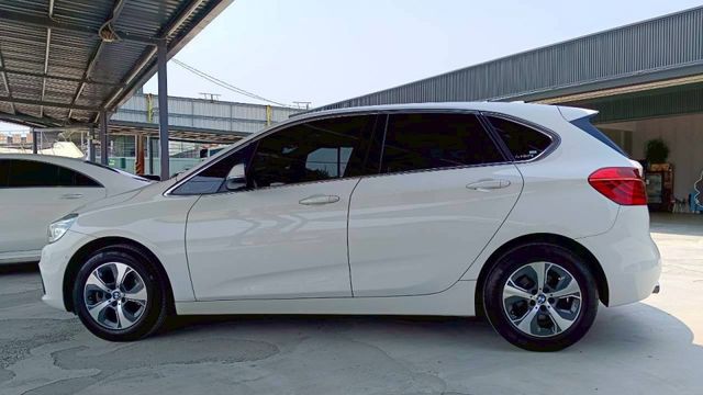 BMW 218i/I-KEY/電尾門/雙前電動座椅/怠速熄火/電動後視鏡/摸門/電子手煞車/雙區恆溫空調  第8張相片