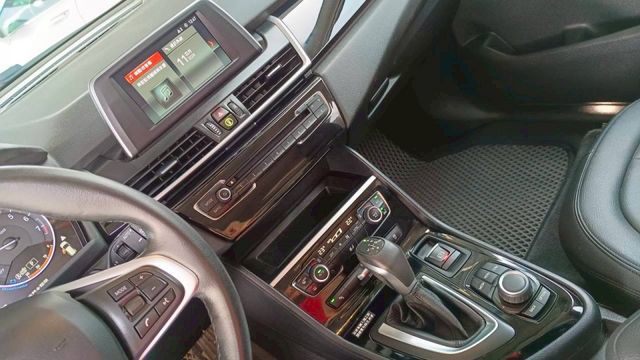 BMW 218i/I-KEY/電尾門/雙前電動座椅/怠速熄火/電動後視鏡/摸門/電子手煞車/雙區恆溫空調  第11張相片