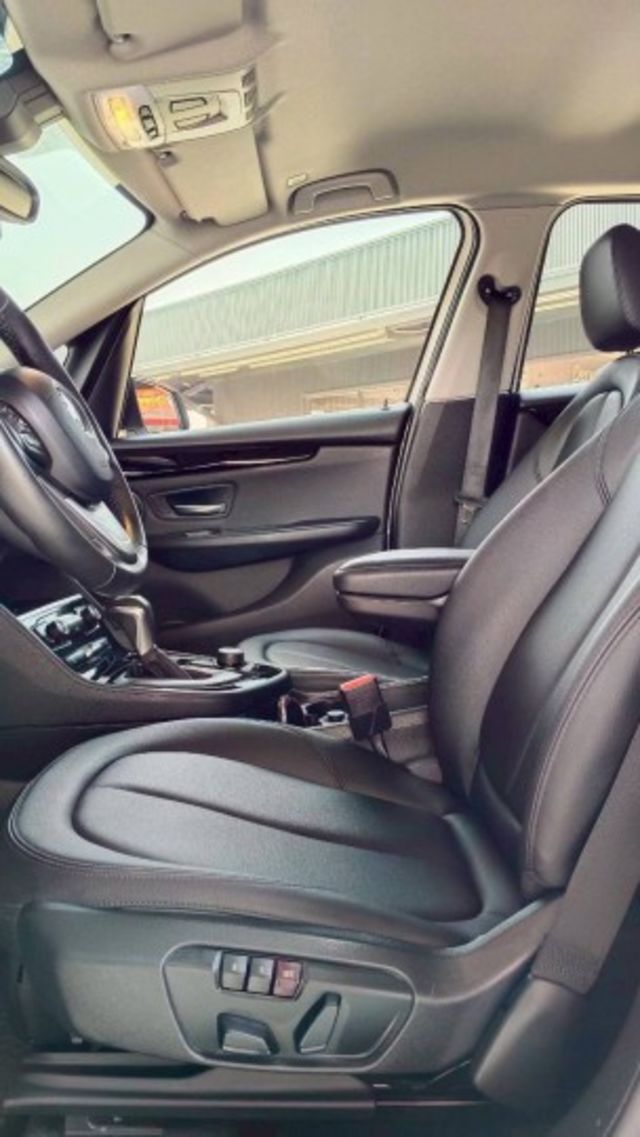 BMW 218i/I-KEY/電尾門/雙前電動座椅/怠速熄火/電動後視鏡/摸門/電子手煞車/雙區恆溫空調  第15張相片