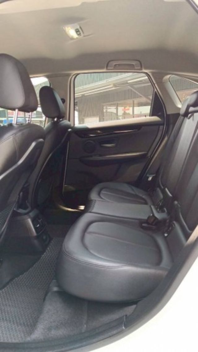 BMW 218i/I-KEY/電尾門/雙前電動座椅/怠速熄火/電動後視鏡/摸門/電子手煞車/雙區恆溫空調  第17張相片