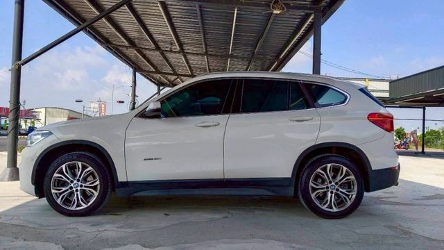 BMW X1/I-KEY/倒車顯影/記憶電動座椅/電尾門/電動後視鏡/電子手煞車/摸門/雙區恆溫空調  第9張相片