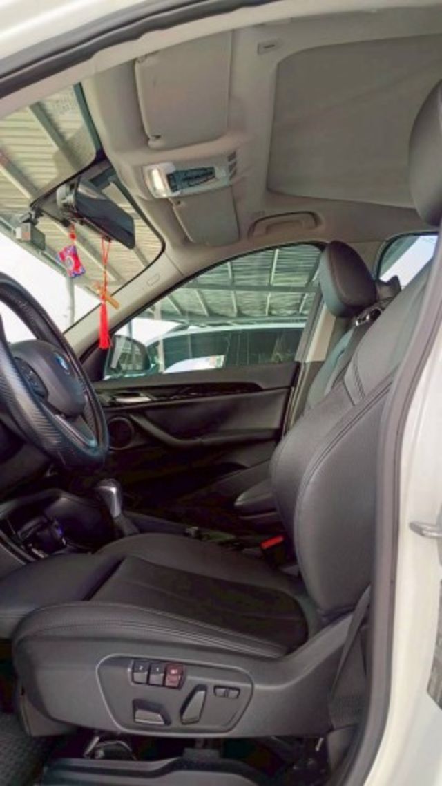 BMW X1/I-KEY/倒車顯影/記憶電動座椅/電尾門/電動後視鏡/電子手煞車/摸門/雙區恆溫空調  第17張相片