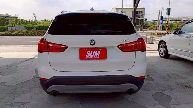 BMW X1/I-KEY/倒車顯影/記憶電動座椅/電尾門/電動後視鏡/電子手煞車/摸門/雙區恆溫空調  第5張相片
