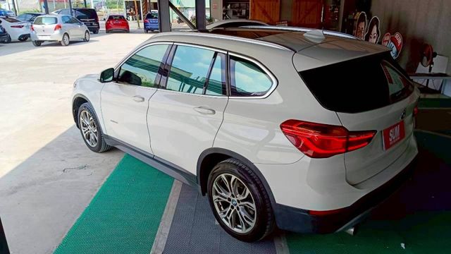 BMW X1/I-KEY/倒車顯影/記憶電動座椅/電尾門/電動後視鏡/電子手煞車/摸門/雙區恆溫空調  第10張相片