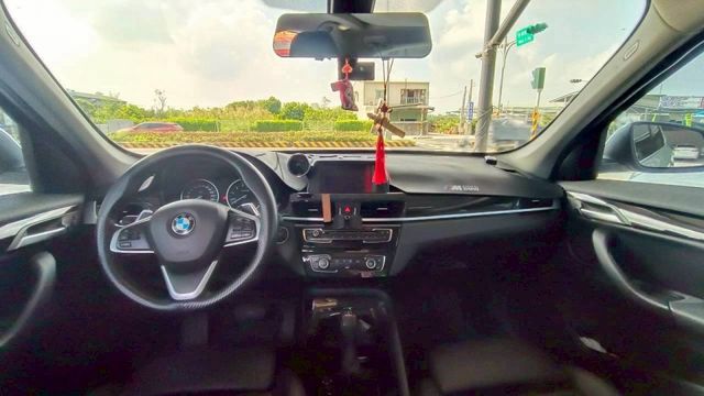 BMW X1/I-KEY/倒車顯影/記憶電動座椅/電尾門/電動後視鏡/電子手煞車/摸門/雙區恆溫空調  第12張相片