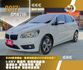 BMW 218i/I-KEY/電尾門/雙前電動座椅/怠速熄火/電動後視鏡/摸門/電子手煞車/雙區恆溫空調  第1張縮圖