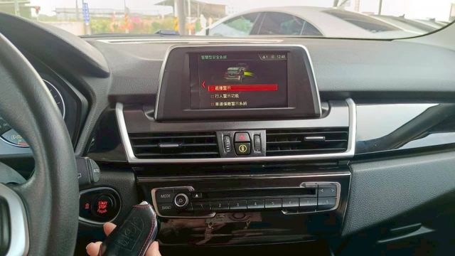 BMW 218i/I-KEY/電尾門/雙前電動座椅/怠速熄火/電動後視鏡/摸門/電子手煞車/雙區恆溫空調  第12張相片
