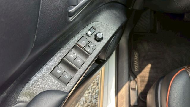 TOYOTA SIENTA/I-KEY/倒車顯影/電滑門/循跡防滑/定速/電動後視鏡/摸門/恆溫空調  第13張相片
