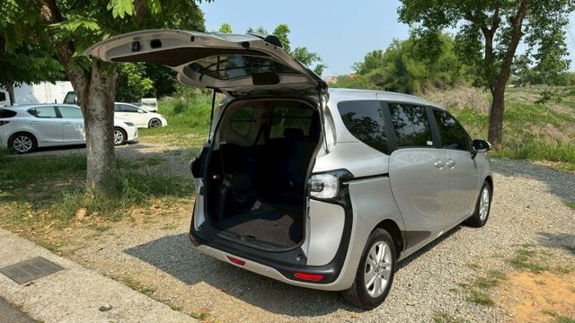 TOYOTA SIENTA/I-KEY/倒車顯影/電滑門/循跡防滑/定速/電動後視鏡/摸門/恆溫空調  第18張相片