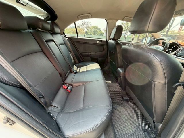 日本原裝進口 皮椅 定速 I-KEY 5門掀背車  第9張相片