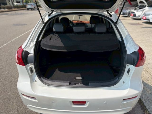 日本原裝進口 皮椅 定速 I-KEY 5門掀背車  第15張相片