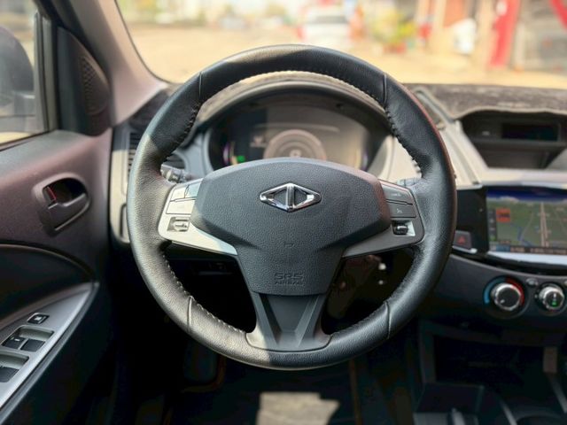 頂級旗艦版 定速 盲點偵測 導航 電動後視鏡 循跡防滑 光感應頭燈  第14張相片