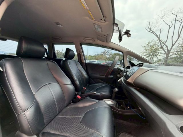 一手車 定速 恆溫 皮椅  電動後視鏡 大螢幕導航  第7張相片