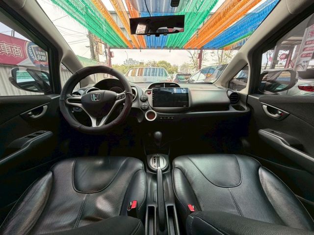 一手車 定速 恆溫 皮椅  電動後視鏡 大螢幕導航  第9張相片