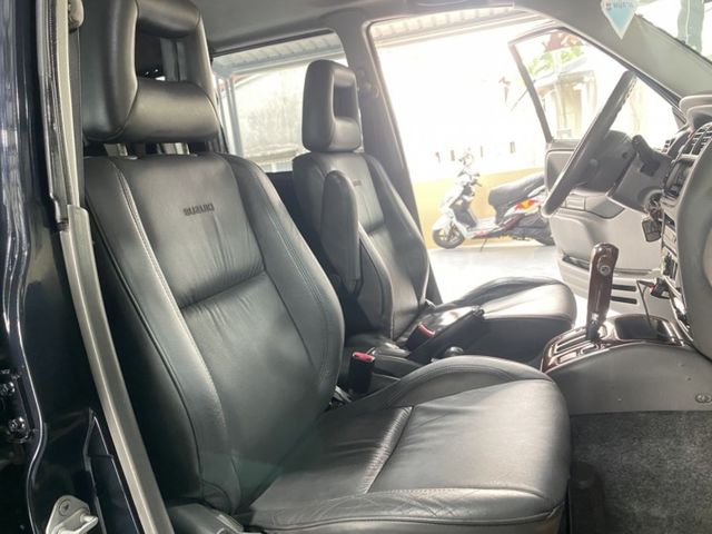 一手稀有車 里程保證 七人座椅 四輪傳動 大馬力  爬山涉水露營的好幫手 內裝皆保持乾淨完整 認證車  第14張相片
