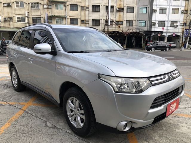 一手車 鈑件原 里程保證 恆溫 定速 方向盤快控鍵 霧燈 空間大 馬力大 客貨兩用 價格親民 物超所值 認證車 有保固  第3張相片