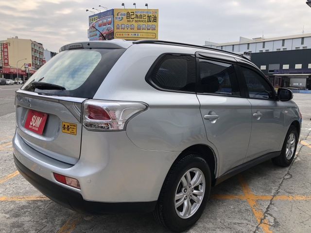 一手車 鈑件原 里程保證 恆溫 定速 方向盤快控鍵 霧燈 空間大 馬力大 客貨兩用 價格親民 物超所值 認證車 有保固  第5張相片