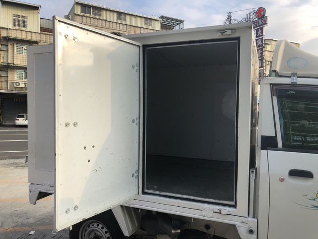 一手車 鈑件原 手排檔 車況優 僅跑5萬多公里 少跑里程  里程保證 承載貨物多 馬力大  好駕馭工商業老闆首選發財車  第13張相片
