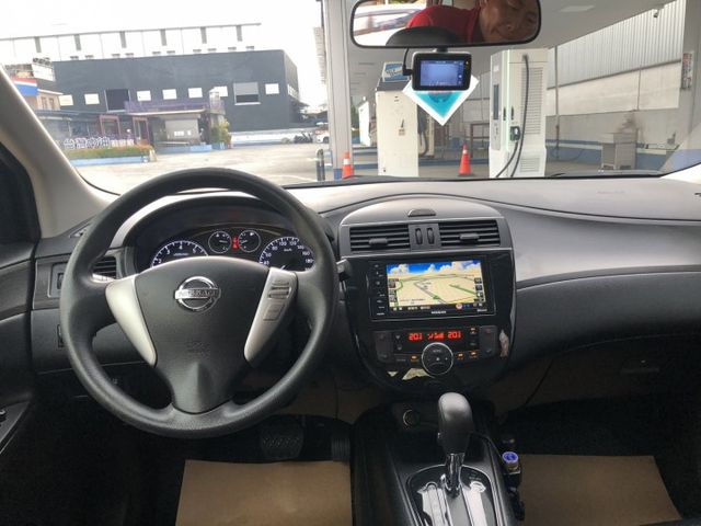 一手車 里程保證 I-KEY免鑰匙啟動 定速 恆溫空調 分區溫控 方向盤快控鍵 認證車 有保固 可貸款  第7張相片