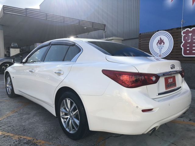 豪華版 鈑件原 里程保證 渦輪增壓 電動天窗 電動座椅 方向盤快控鍵 恆溫 分區溫控 免鑰匙啟動車門鎖定速認證車可貸款  第4張相片