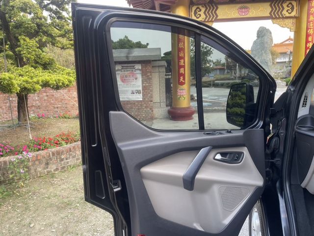 旗艦版 柴油引擎 一手車 鈑件原  里程保證 九人座椅  車內內裝皆保持乾淨完整 大空間 乘坐舒適 車泊露營皆實用認證車  第7張相片