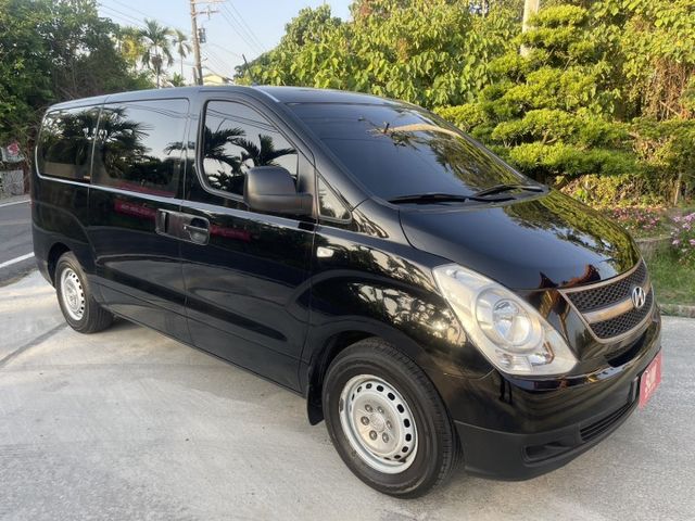 里程保證 手自排  2.5柴油引擎  渦輪增壓 九人座MPV 寬敞舒適的車內空間 商務接送客及大家庭需求 認證車  第3張相片