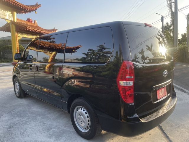 里程保證 手自排  2.5柴油引擎  渦輪增壓 九人座MPV 寬敞舒適的車內空間 商務接送客及大家庭需求 認證車  第4張相片
