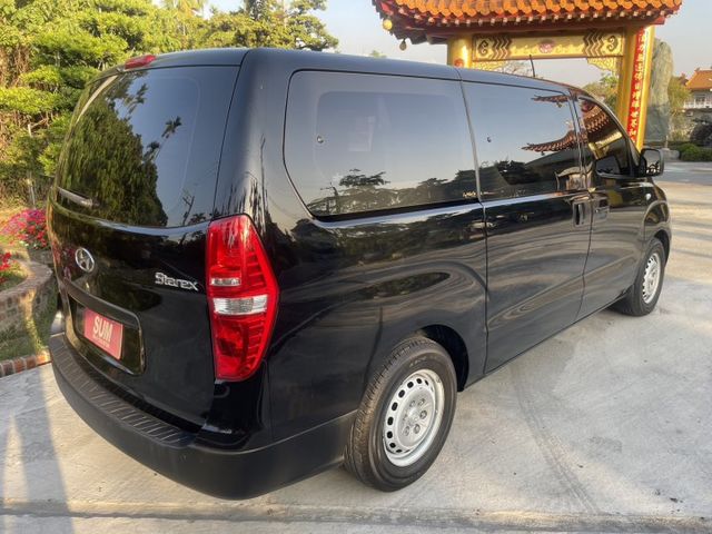 里程保證 手自排  2.5柴油引擎  渦輪增壓 九人座MPV 寬敞舒適的車內空間 商務接送客及大家庭需求 認證車  第5張相片