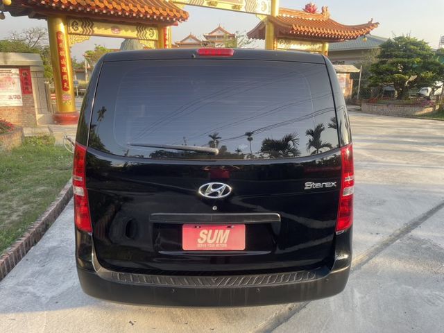 里程保證 手自排  2.5柴油引擎  渦輪增壓 九人座MPV 寬敞舒適的車內空間 商務接送客及大家庭需求 認證車  第6張相片