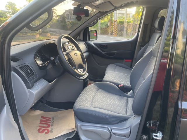 里程保證 手自排  2.5柴油引擎  渦輪增壓 九人座MPV 寬敞舒適的車內空間 商務接送客及大家庭需求 認證車  第9張相片