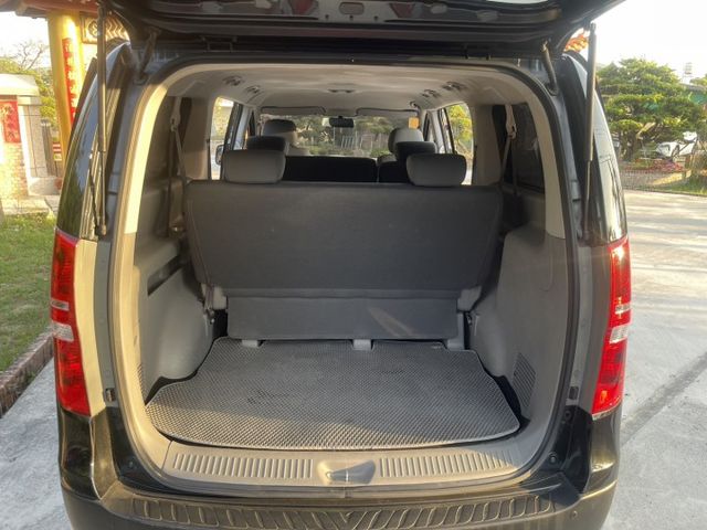 里程保證 手自排  2.5柴油引擎  渦輪增壓 九人座MPV 寬敞舒適的車內空間 商務接送客及大家庭需求 認證車  第14張相片