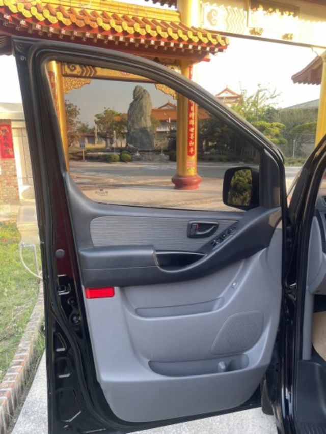 里程保證 手自排  2.5柴油引擎  渦輪增壓 九人座MPV 寬敞舒適的車內空間 商務接送客及大家庭需求 認證車  第15張相片