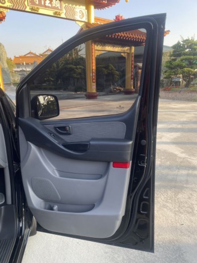 里程保證 手自排  2.5柴油引擎  渦輪增壓 九人座MPV 寬敞舒適的車內空間 商務接送客及大家庭需求 認證車  第16張相片