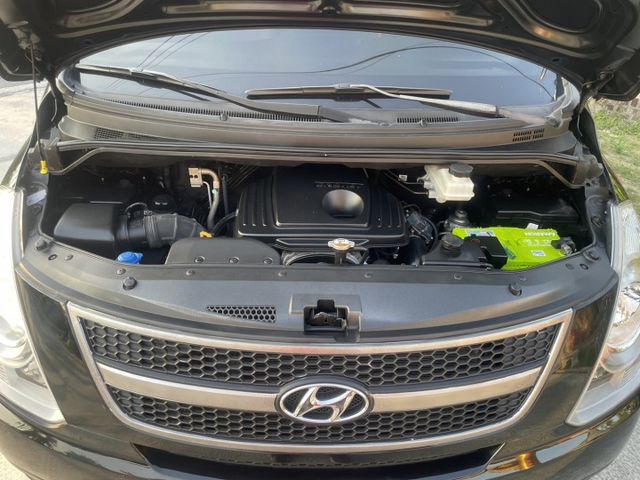 里程保證 手自排  2.5柴油引擎  渦輪增壓 九人座MPV 寬敞舒適的車內空間 商務接送客及大家庭需求 認證車  第19張相片