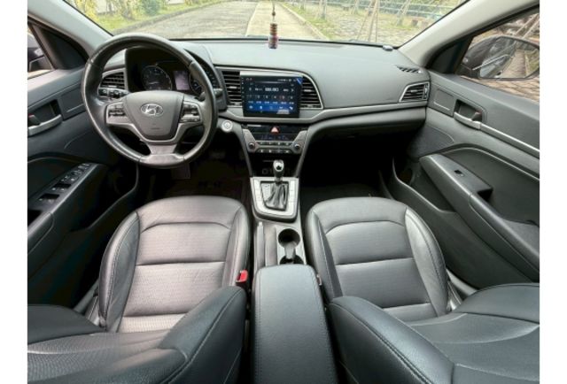 Hyundai ELANTRA  第13張相片