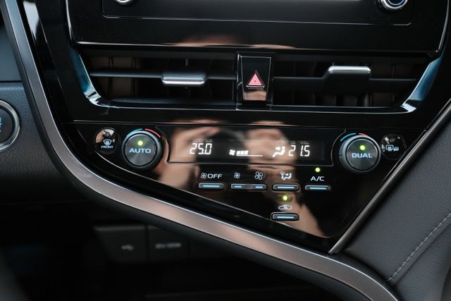 2022 Toyota Camry 尊爵版2.0 ACC ikey 盲點偵測 倒車顯影 雙前座電動調整 雙區恆溫  第12張相片