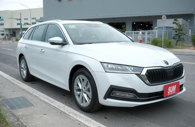 2023 Skoda Octavia Combi  e-TEC 全新業績車 換檔撥片 Carplay 電動尾門 氣氛燈  第3張相片