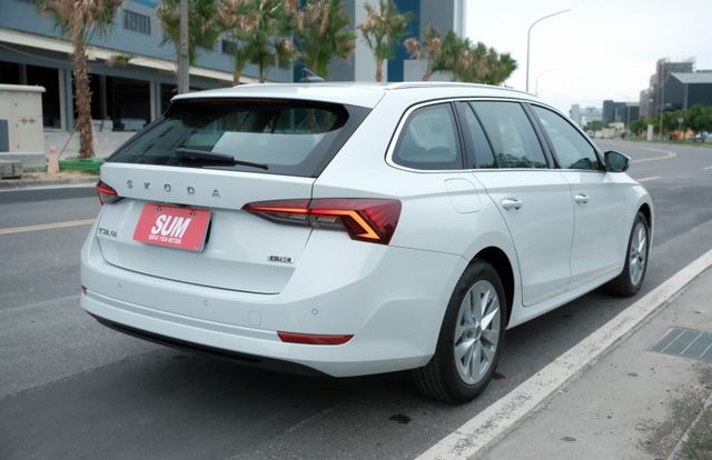 2023 Skoda Octavia Combi  e-TEC 全新業績車 換檔撥片 Carplay 電動尾門 氣氛燈  第4張相片