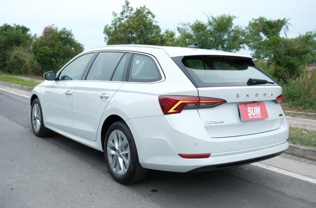 2023 Skoda Octavia Combi  e-TEC 全新業績車 換檔撥片 Carplay 電動尾門 氣氛燈  第5張相片