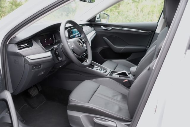 2023 Skoda Octavia Combi  e-TEC 全新業績車 換檔撥片 Carplay 電動尾門 氣氛燈  第6張相片
